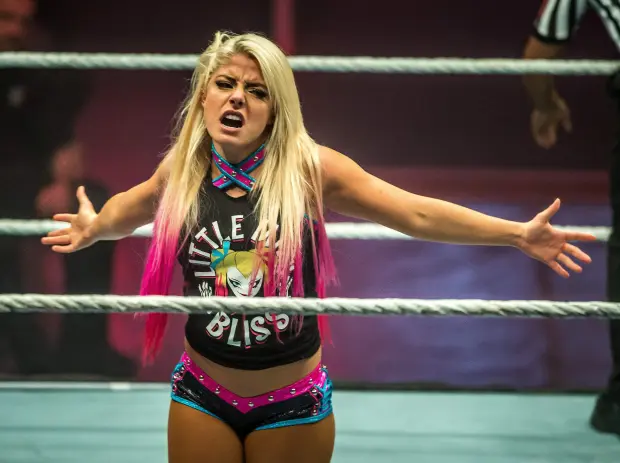 Alexa Bliss debuts striking transformation with short hair